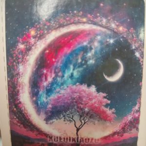 Media luna, tierra y arbol