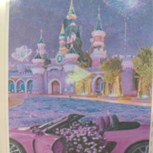 auto morado y flores